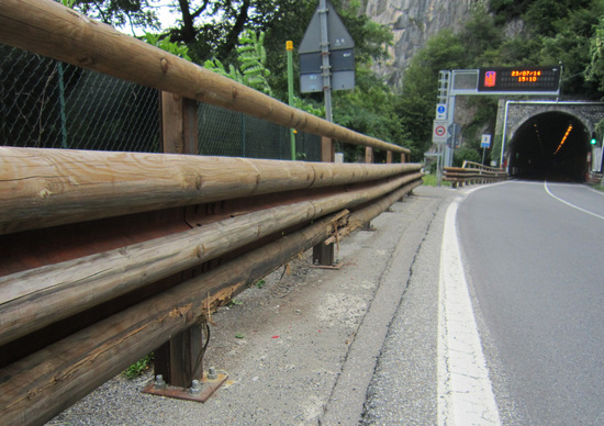 Strada Statale Regina 340 (Lago di Como): schegge impazzite dai guard rail in legno Strada Statale Regina 340 (Lago di Como): schegge impazzite dai guard rail in legno