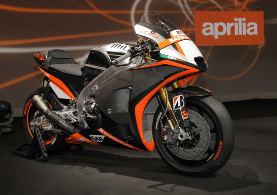 MotoGP. Aprilia ha svelato la RS-GP di Melandri e Bautista MotoGP. Aprilia ha svelato la RS-GP di Melandri e Bautista