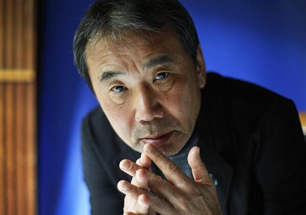 Abbiamo letto &ldquo;La citt&agrave; e le sue incerte mura&rdquo; di Haruki Murakami: ma quando gli daranno il Nobel? &Egrave; il vero erede dei grandi (senza la pesantezza dei grandi). E il suo libro &egrave; una maratona tra sogno e realt&agrave; 