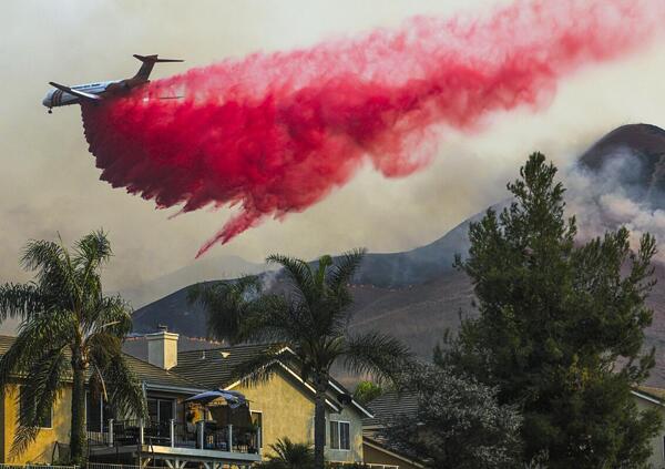 Incendio di Los Angeles, ma cos&rsquo;&egrave; la strana cosa rosa che piove sulla citt&agrave;? Intanto la California continua a bruciare: ecco i danni e le perdite economiche stimati dagli esperti