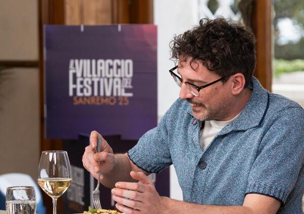 A pranzo con Willie Peyote al Villaggio del Festival: &ldquo;Mi scambiano per Brunori&rdquo;. Carlo Conti? &ldquo;Ogni scelta &egrave; politica, anche chi invitare&rdquo;, e su Elodie, antifascismo, bagna cauda e fanbase, &ldquo;Anche i Subsonica&hellip;&rdquo;