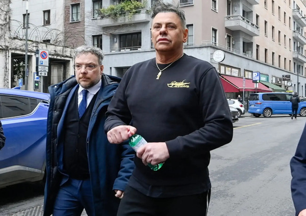 Lacerenza, alla finestra dai domiciliari, rischia l&#039;arresto? Taormina: &quot;Lo dice la legge&quot;. Filippo Champagne: &quot;Dittatura...&quot;. E la fidanzata Clotilde Conca Bonizzoni: &quot;Sta scrivendo un libro che chiama...&quot;
