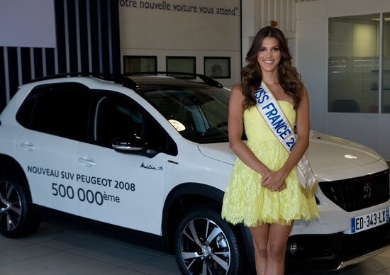 Miss Francia 2016 consegna la 500.000° Peugeot 2008 prodotta a Mulhouse Miss Francia 2016 consegna la 500.000° Peugeot 2008 prodotta a Mulhouse