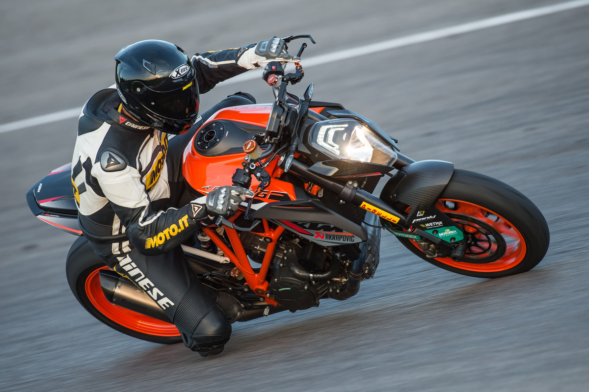 Prova KTM 1290 SuperDuke R Powerparts una bestia da 195 cv Prove