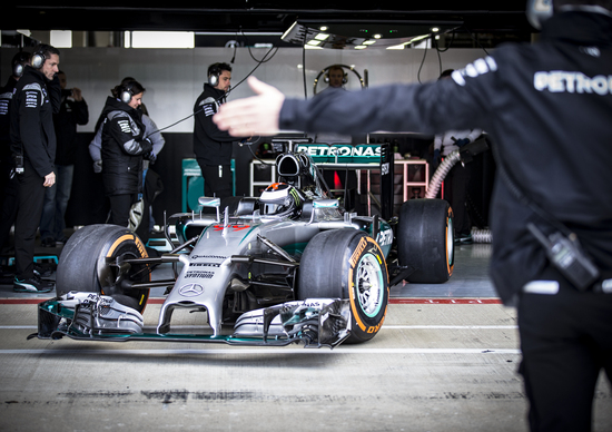 F1, Lorenzo in pista con la Mercedes W05 Hybrid di Hamilton F1, Lorenzo in pista con la Mercedes W05 Hybrid di Hamilton