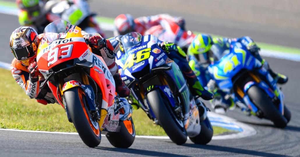 MotoGP. Márquez batte Rossi non solo in pista
