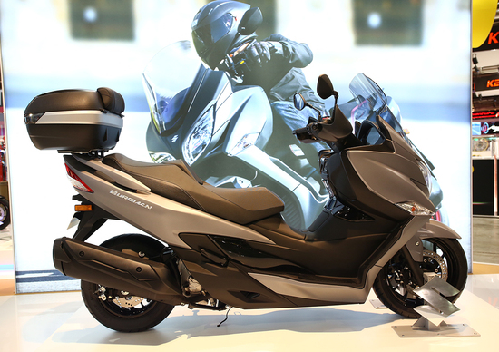 Suzuki Burgman 400 2017 ad Eicma 2016: foto e dati Suzuki Burgman 400 2017 ad Eicma 2016: foto e dati