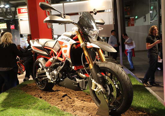 Aprilia Dorsoduro 900 ad EICMA 2016: foto e dati Aprilia Dorsoduro 900 ad EICMA 2016: foto e dati