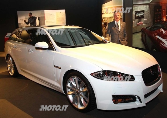 Jaguar presenta il “Collector's Garage al Fuorisalone Jaguar presenta il “Collector's Garage al Fuorisalone
