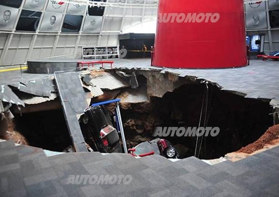 Corvette: crolla il museo, supercar inghiottite da una voragine Corvette: crolla il museo, supercar inghiottite da una voragine