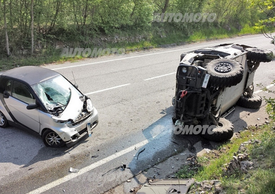 Incidente, Davide contro Golia: una smart fa ribaltare un blindato Lince Incidente, Davide contro Golia: una smart fa ribaltare un blindato Lince