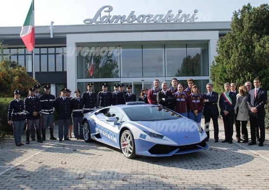 Lamborghini apre le porte agli atleti della Polizia di Stato Lamborghini apre le porte agli atleti della Polizia di Stato
