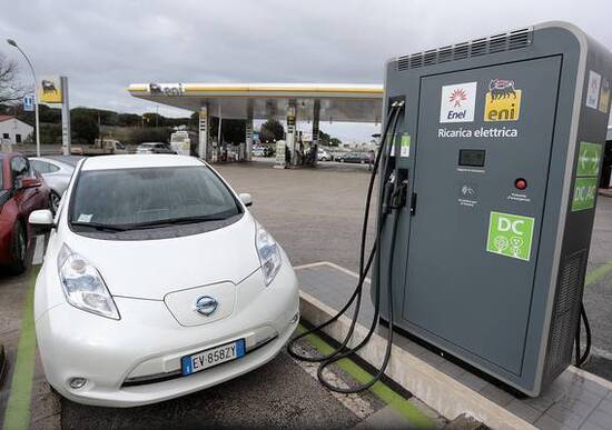 La ricarica dell'auto elettrica? Si farà al benzinaio in meno di un'ora La ricarica dell'auto elettrica? Si farà al benzinaio in meno di un'ora