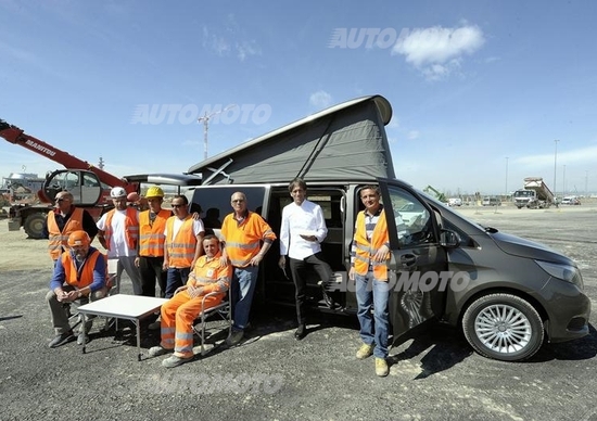Davide Oldani cucina per gli operai di Expo 2015 sul Mercedes Marco Polo Davide Oldani cucina per gli operai di Expo 2015 sul Mercedes Marco Polo